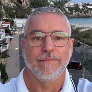 David, un expert en installations électriques à Briançon